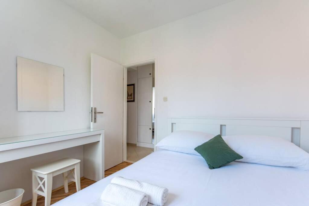 Apartman Flora Three Bedroom Near