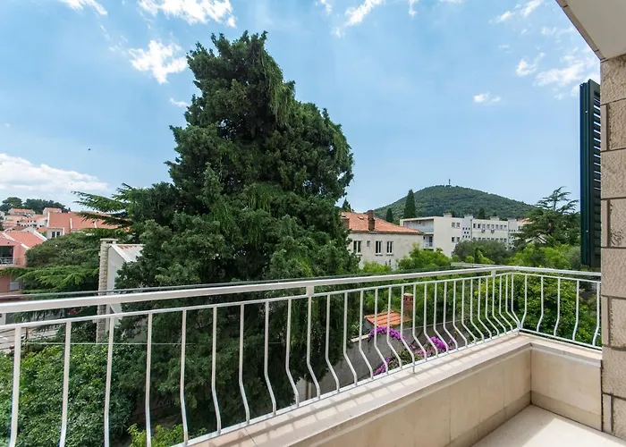 Flora Three Bedroom Apartment Near Beach