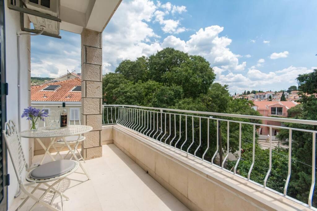Flora Three Bedroom Near Appartement