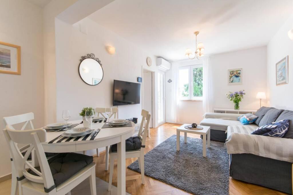 Flora Three Bedroom Near Appartement